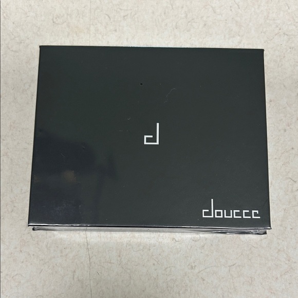 Doucce Sleek Black Eyeshadow Palette - Picture 1 of 2